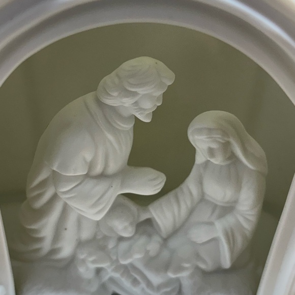White Porcelain Dome Nativity  Stratfords Masterworks Collection hole for light - Picture 1 of 10